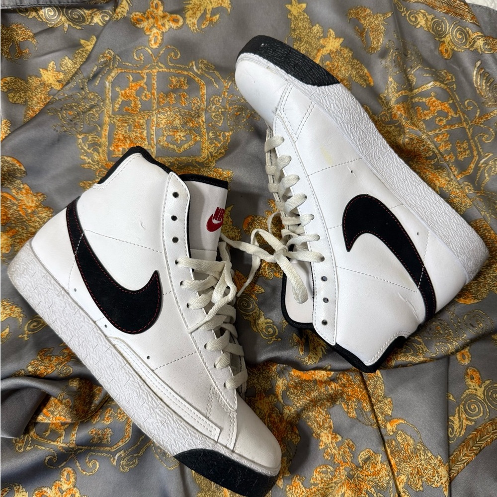 5Y Vintage Nike Blazers White and Blacm